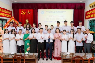 Đồng chí Nguyễn Tiến Dũng, Giám đốc Sở Giáo dục và Đào tạo thăm và chúc mừng Trường THPT B Nguyễn Huệ nhân dịp khai giảng năm học 2025-2026