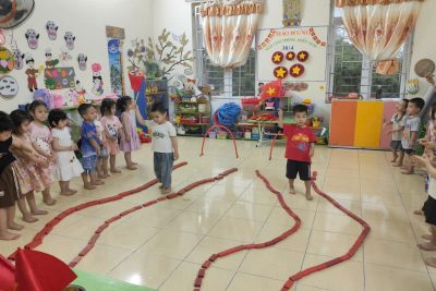 HOẠT ĐỘNG HƯỚNG TỚI KỶ NIỆM 51 NĂM NGÀY GIẢI PHÓNG MIỀN NAM 30/4 CỦA CÁC CON LỚP 3 TUỔI A1