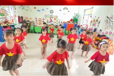 HOẠT ĐỘNG CHÀO MỪNG NGÀY LỄ 30/4 CỦA CÁC CON LỚP 4 TUỔI A1