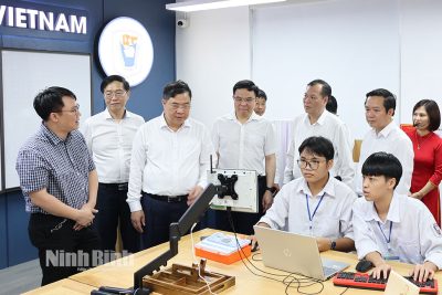 Trường THPT Lý Tự Trọng khánh thành phòng thực hành giáo dục STEM