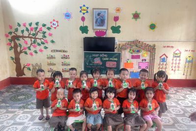 HOẠT ĐỘNG TẠO HÌNH: “LÀM CHÚ BỘ ĐỘI LẮC LƯ” CỦA CÁC CON LỚP 3 TUỔI B2