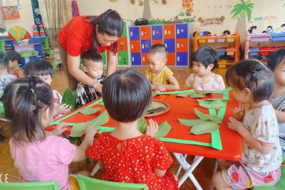 HOẠT ĐỘNG TRẢI NGHIỆM: “LÀM MŨ VUA HÙNG BẰNG LÁ CÂY” CỦA CÁC CON NHÀ TRẺ B2