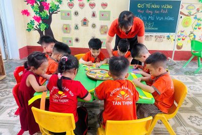 HOẠT ĐỘNG TẠO HÌNH LÀM MŨ VUA HÙNG CỦA CÁC CON LỚP 3 TUỔI A2